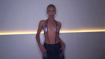 spit-on-cock,blowjob,young-woman,ass-to-mouth,2-on-1