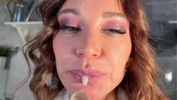 milf,green-eyes,deep-throat,squirting-from-fingering,kitchen