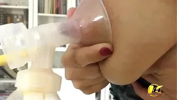 big-boobs-mom,lactate,natural-boobs,milking-breast,lactacing