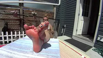 feet,barefoot,housewife,hotwife,girlfriend