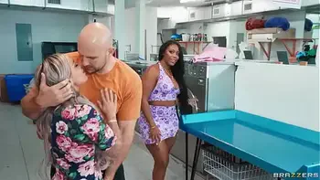 facial,kissing,pussy-fingering,ass-licking,threesome