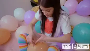 babe,teens-18,small-tits,solo,balloons-fetish