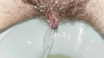 milf-peeing,pee-toilet,amateur-piss,women-pissing,pissing