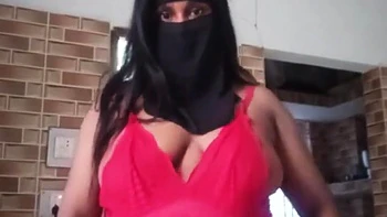 indian-amateur,homemade,indian-booty,phone,brunette