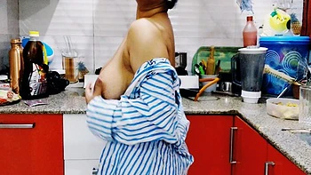 busty-amateur,knockers,boobs,solo-female,juggs