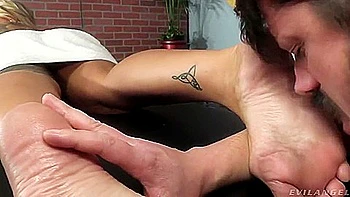 footsie,toes,huge-tits,hooters,booty-shake