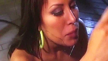 big-tits,juggs,milf,brunette,hooters