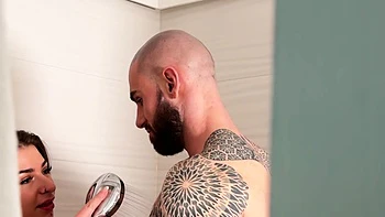 amateur,milf,big-tits,threesome