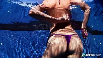 outdoor,bbw,big-ass,brunette,milf