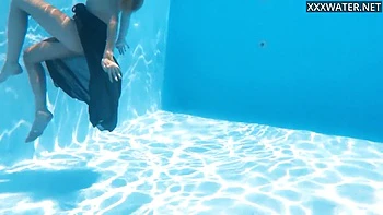 blonde,solo-female,nature,outdoor,solo