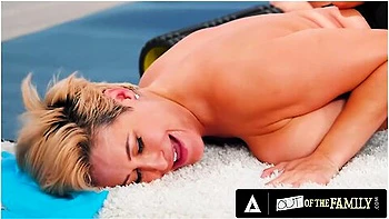 facesitting,red-head,teen,pornstar,stepmom