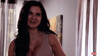 t-shirt,top,red-head,curly-hair,earrings