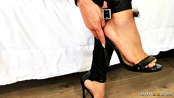 couch,bedroom,leggings,living-room,table