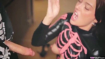 cunnilingus,pussy-eating,blowjob,teens,deepthroat