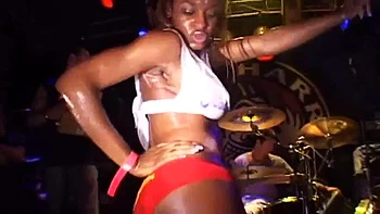 amateur,public-nudity,striptease,babes