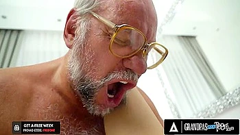 boobs,busty,juggs,huge-tits,mom