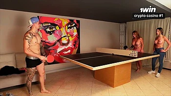 hooters,blonde-milf,boobs,blonde,hd