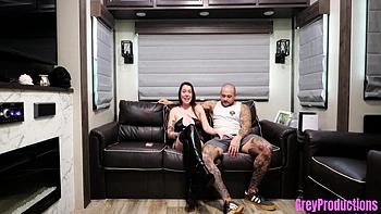 brunette,amateur,milf,booty-shake,american