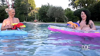 milf,solo-female,big-tits,outdoor