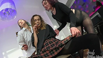 moaning,pussy-licking,threesome,babes,peaches