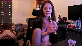 fetish,sex-toys,brunette,vibrator,masturbation