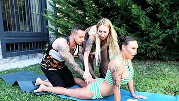 milf,brunette,big-boobs,amateur,outdoor