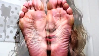 amateur,brunette,foot-fetish