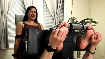 fetish,bdsm,amateur,foot-fetish,brunette