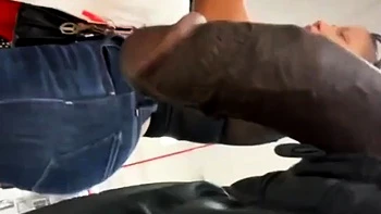 milf,amateur,close-up,handjob