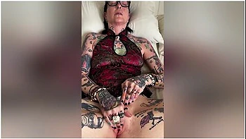 amateur,mature-orgasm,glasses,hd,solo-female