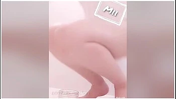 peeing-girls,big-ass,pissing,masturbation,pussy