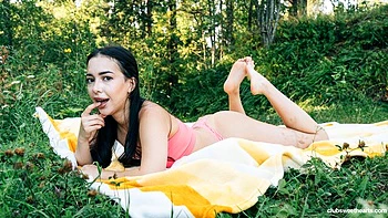 fingering,posing,solo,teen-18,big-ass