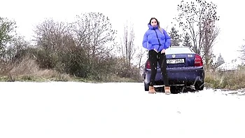 brunette,outdoor,straight-hair,young-18,winter