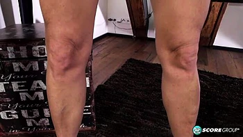 curvy,solo,mature,short-hair,masturbation