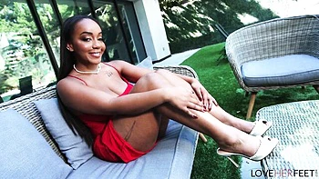 beautiful,petite,sexy-feet,foot-porn,big-ass