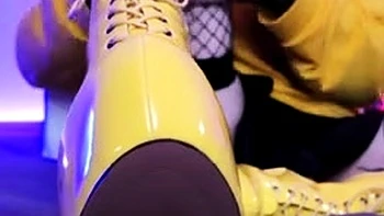 blonde,solo,foot-fetish,babe