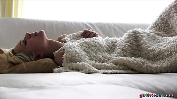 teen-18,natural-tits,solo,amateur,masturbation