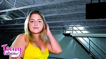 babe,hd,thick-ass-white-girl,boss-fucks-employee,creampie