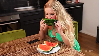 blonde,pissing,solo-female,milf