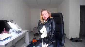 18,big-boobs,big-ass,leather,teen