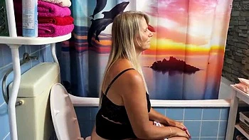 talking,masturbate,ladies,pee,hd-videos