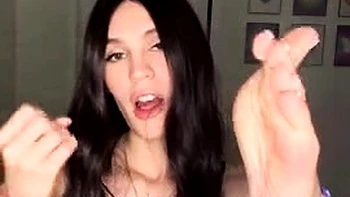 foot-fetish,amateur,softcore,webcam,brunette