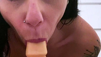 toys,webcam,solo,teen,brunette