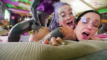 gothic-girl,spectacles,amateur,piercing,4k-porn