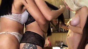 babes,peeing,big-butt