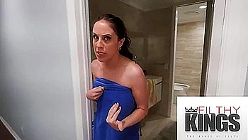 milf,juggs,huge-tits,hooters,booty-shake