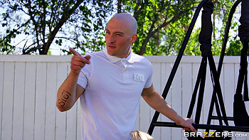 indoors,belly-button-piercings,t-shirt,outdoors,skirt