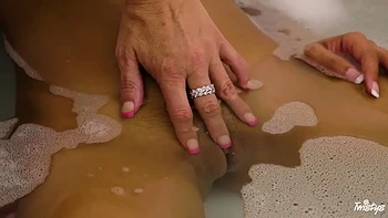 assjob,lesbian-milf,hooters,lesbian,muff-diving