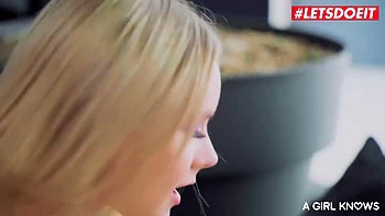 fingering-orgasm,trib,blonde,scissoring,babe