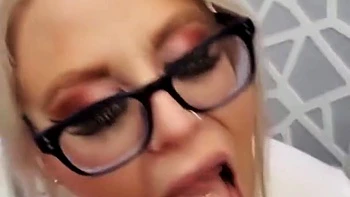 blonde,mom,amateur,blowjob,blonde-milf